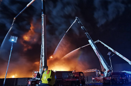 beats365官方唯一网站数十辆举高喷射消防车救援河北沧州南大港产业园区火灾