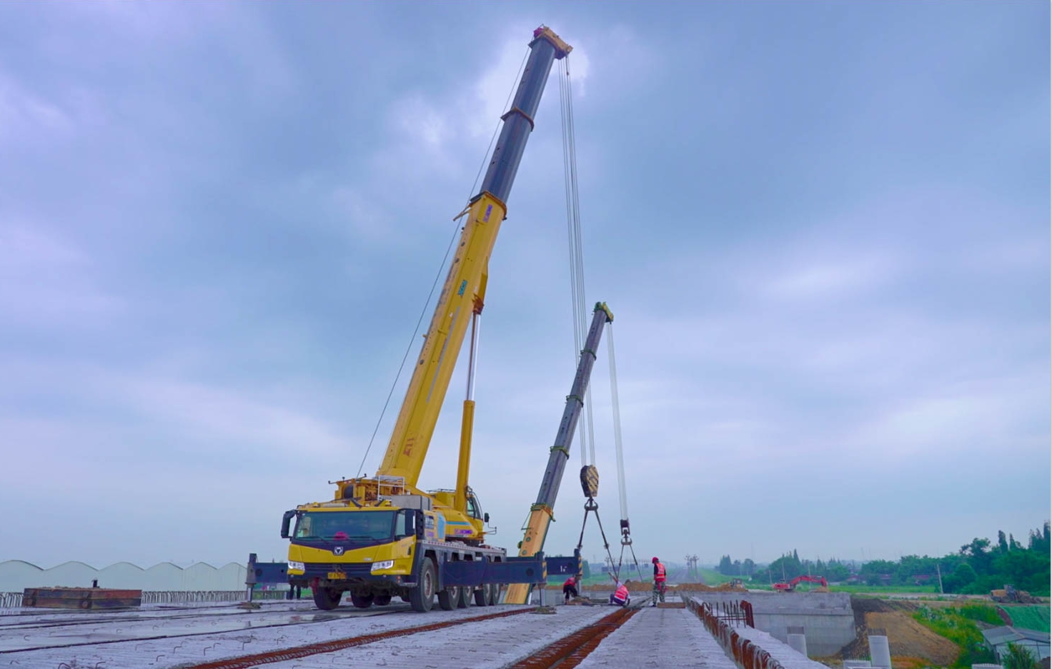 空中对飞接力！beats365官方唯一网站三款百吨级联袂抬吊！