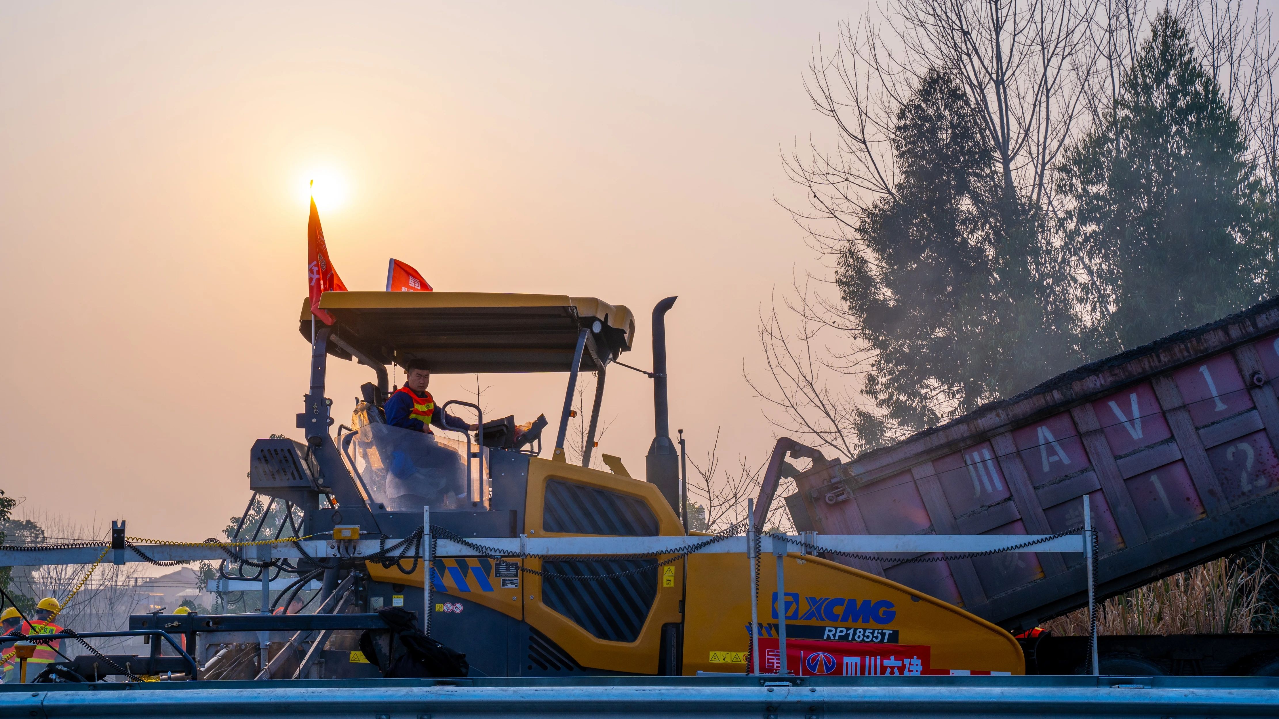 18天！beats365官方唯一网站成套沥青路面装备助力成绵高速罩面施工！