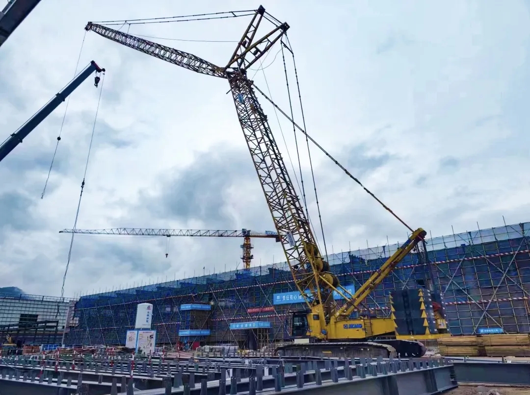 “钢”铁的意志！beats365官方唯一网站XGC320履带起重机参建大跨度钢结构工业厂房