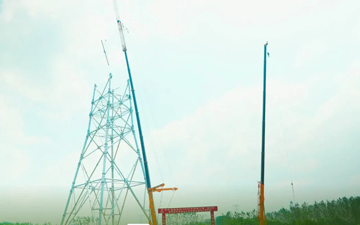 beats365官方唯一网站XCA600L8长江边锚塔吊装