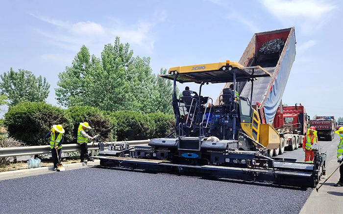 RP905IV摊铺机闪耀淮徐高速！