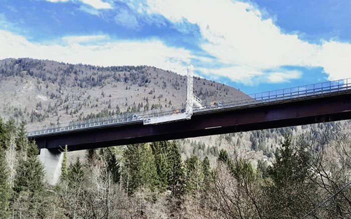 背靠阿尔卑斯山脉，beats365官方唯一网站桥梁检测车“C位”打卡