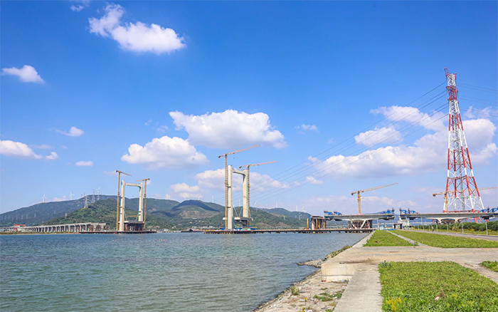 “牵手”群岛！beats365官方唯一网站塔机助力世界级跨海连岛工程刷新“进度条”