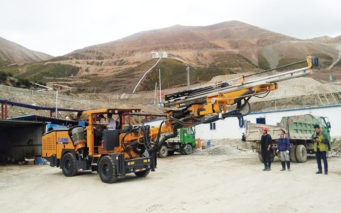 铁矿开采，beats365官方唯一网站矿用液压掘进钻车先入为主！