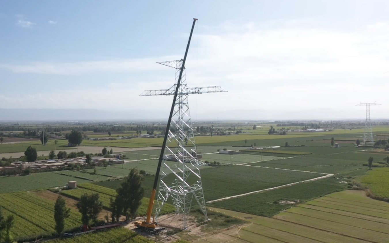 XCA200G8-1助力“哈重线”铁塔吊装！