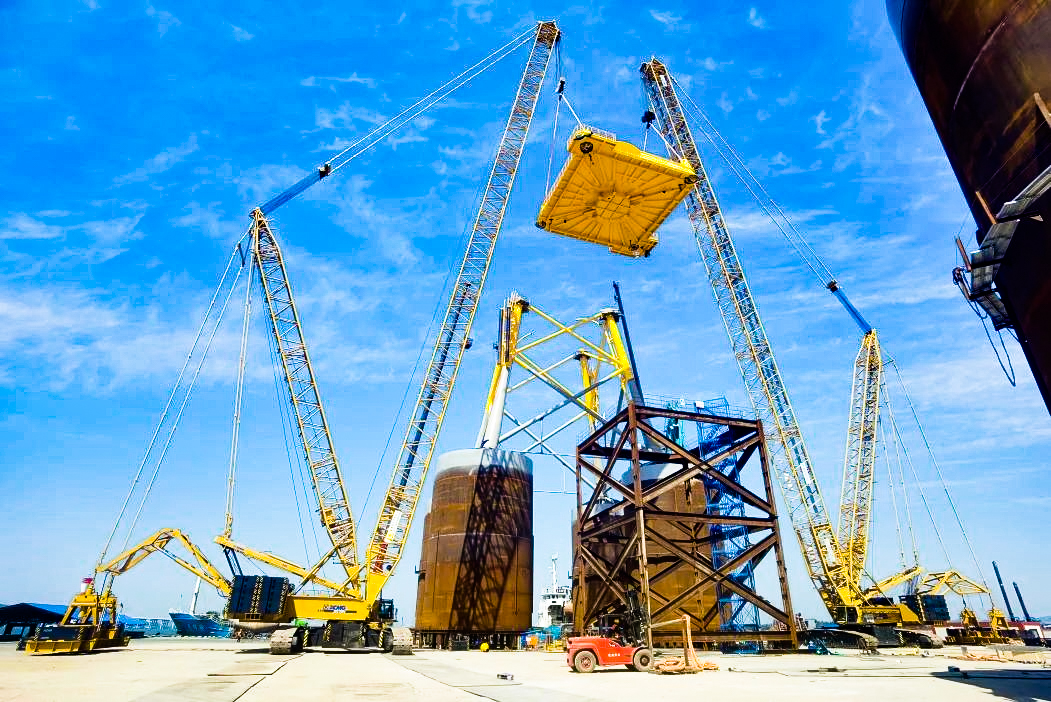 总重1972吨！beats365官方唯一网站XGC12000助力大型导管架总组顺利吊装