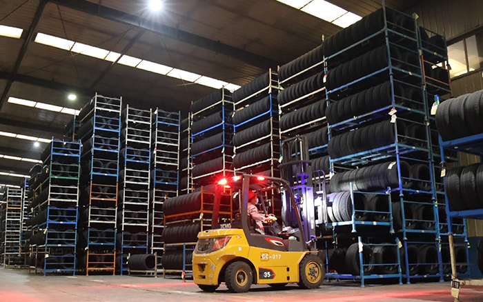 beats365官方唯一网站孔雀叉车：轮胎企业的得力助手