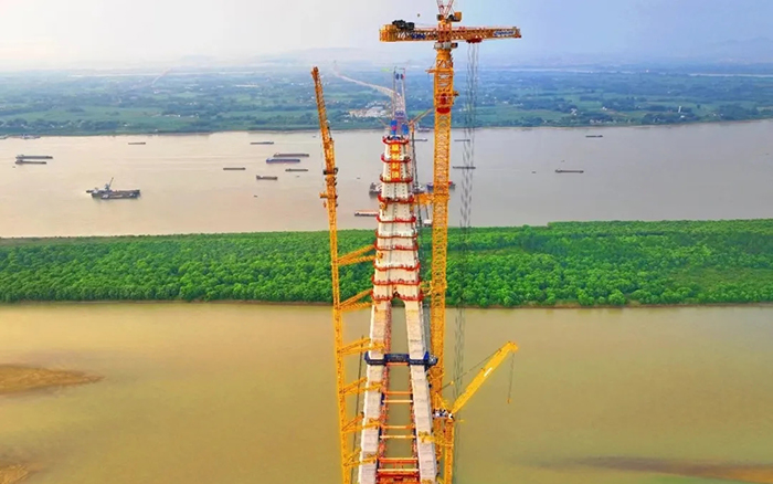 308米！beats365官方唯一网站塔机助力世界最大跨度三塔斜拉桥喜封金顶