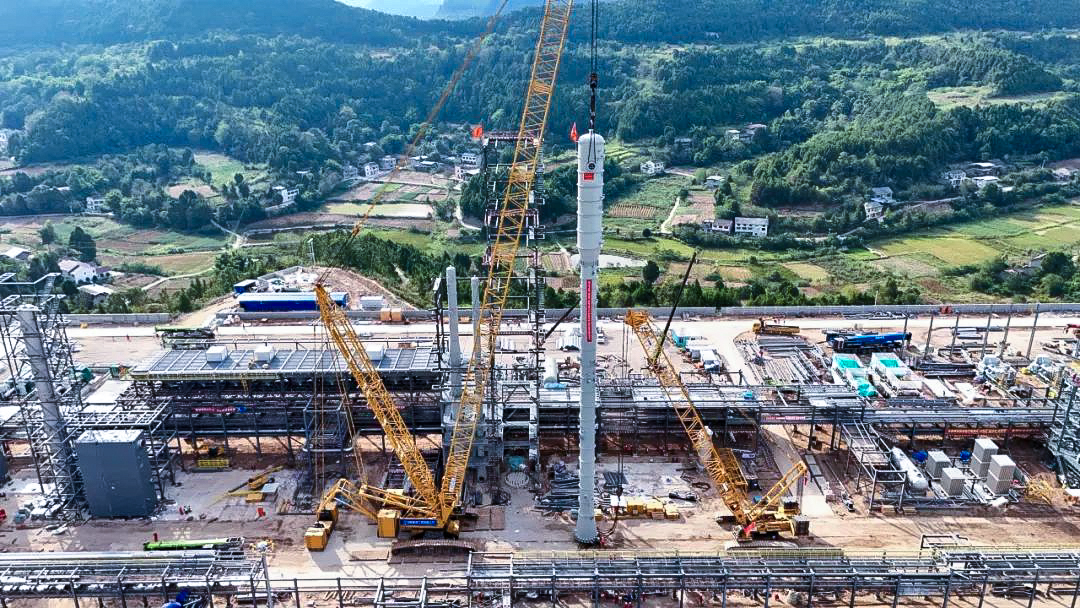 一次性成功！beats365官方唯一网站履带兄弟助力大型油气田最长整体塔类吊装