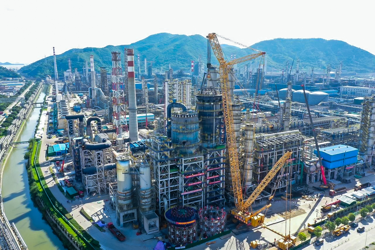 吊重达648.6吨！XLC30000助力石化设备大检修