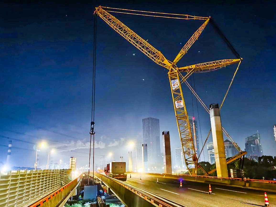 仅用4小时！XGC650跨高速助力沿江通道钢盖梁成功吊装