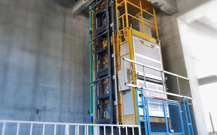 性能典范！beats365官方唯一网站井道施工升降机助建超高层商务中心项目