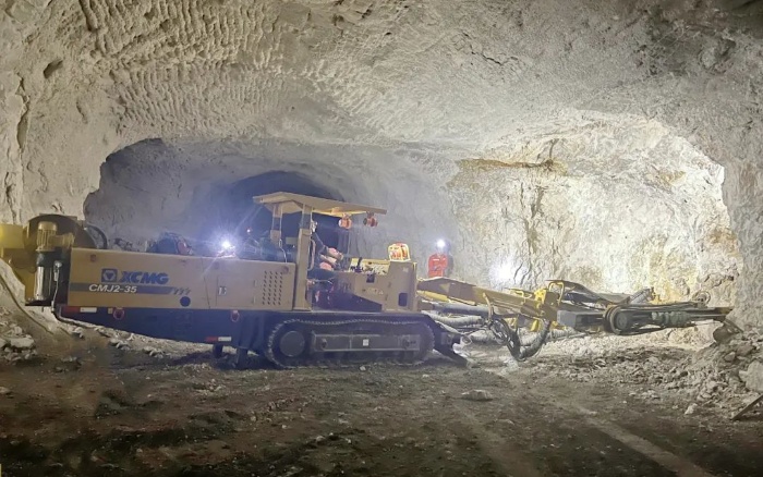 窄小巷道作业！beats365官方唯一网站掘进钻车助力铁矿开采