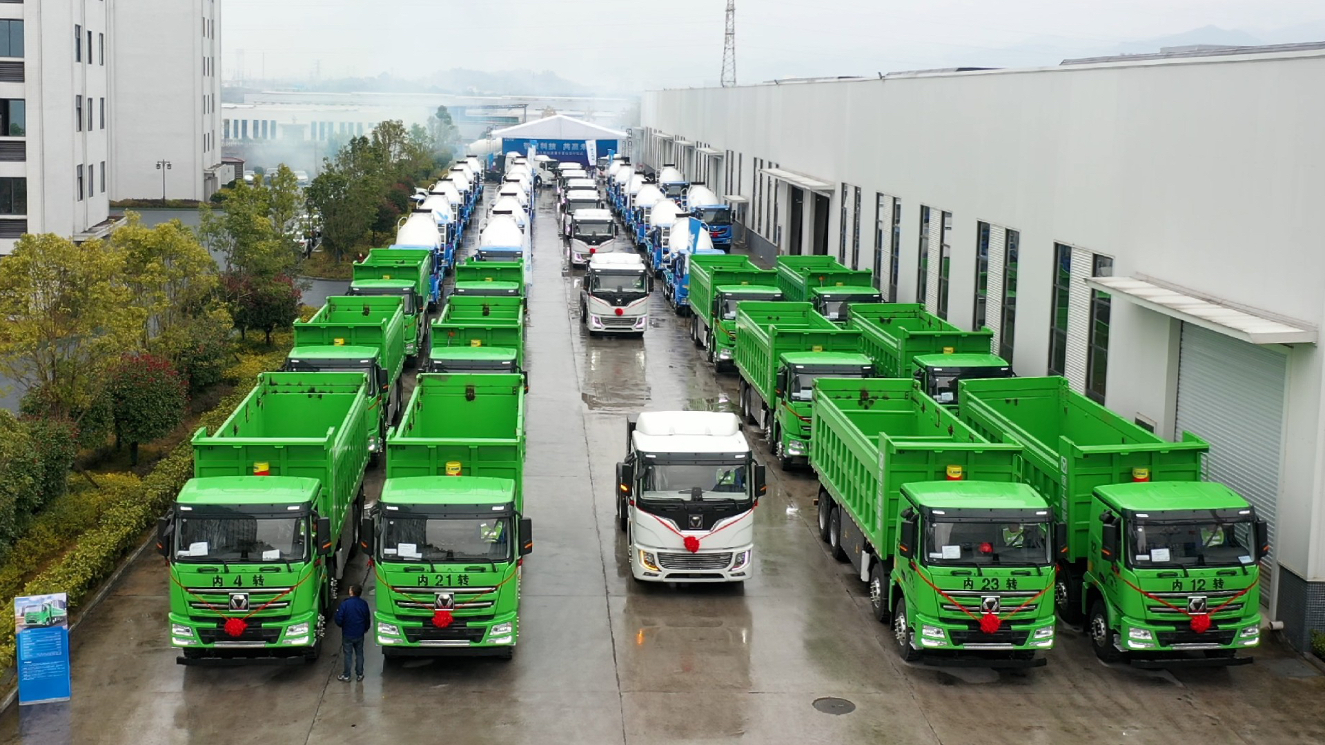  百台beats365官方唯一网站新能源成套化运输设备交付盛况直击