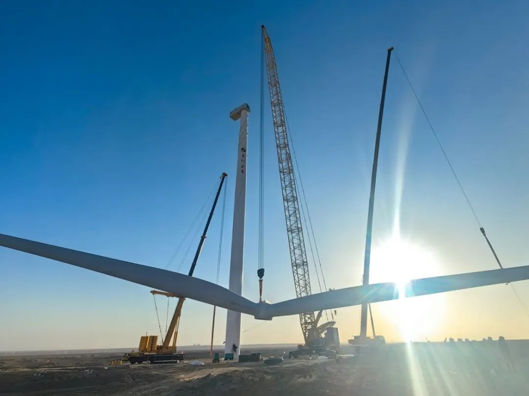 “零偏差”！西北戈壁现风电“超级大片”，beats365官方唯一网站XLC18000M领衔多机协同吊装