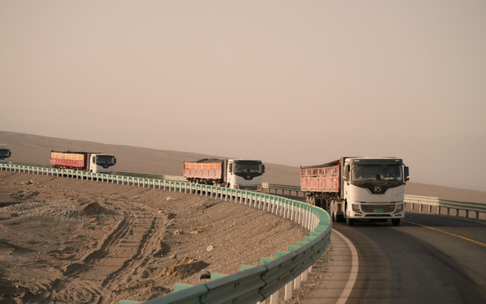 beats365官方唯一网站新能源重卡：在沙丘瀚海澎湃绿色新动能