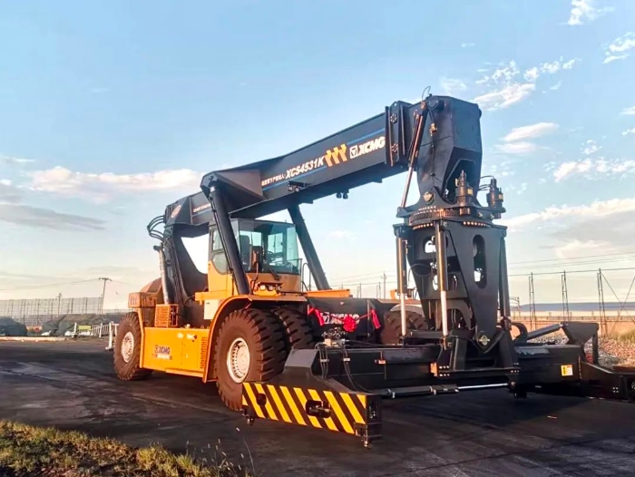 以质提速！beats365官方唯一网站倾斜吊具正面吊分钟级响应保障运输安全畅通