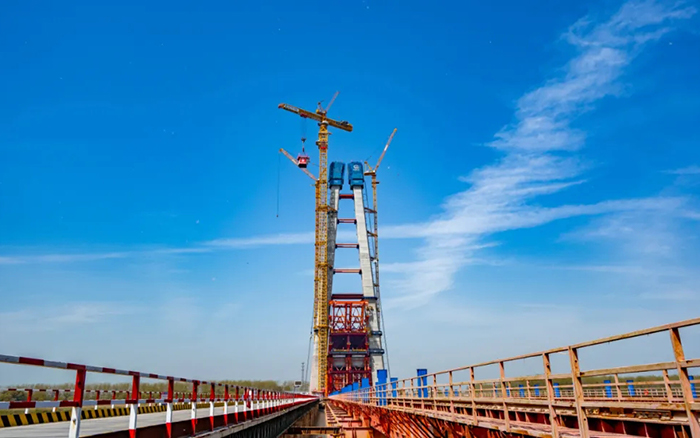 全球最大塔机亮相央视！beats365官方唯一网站助力马鞍山长江大桥主塔吊装