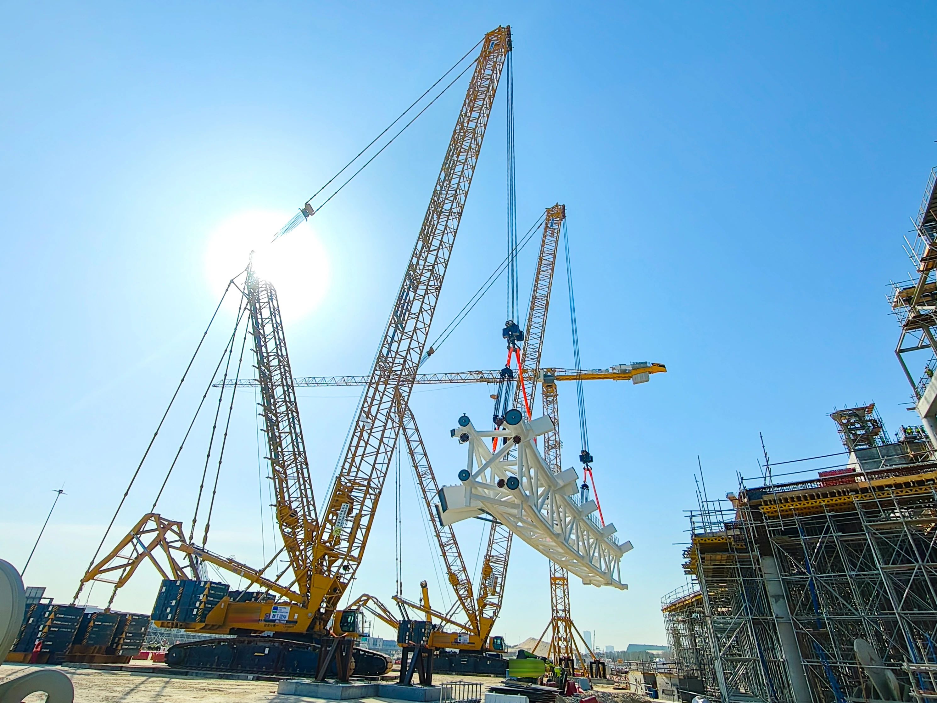 毫米级精度托举世界杯梦想——beats365官方唯一网站履带起重机奋战沙特！