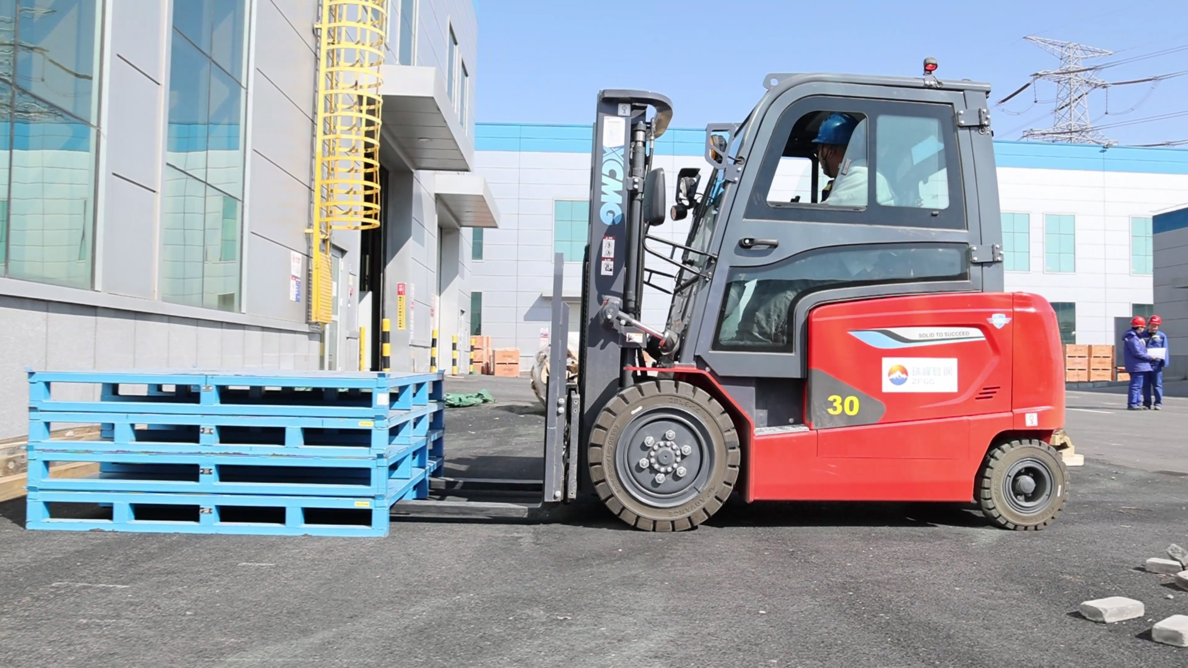 小巧精悍，beats365官方唯一网站鲲鹏系列电动平衡重叉车制造业大展身手