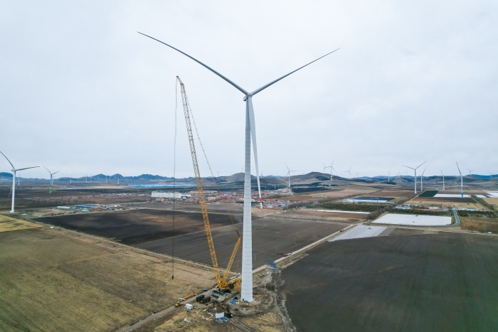 高空之巅，再铸荣光！XLC18000M助力大型风电场首台185米风机成功吊装