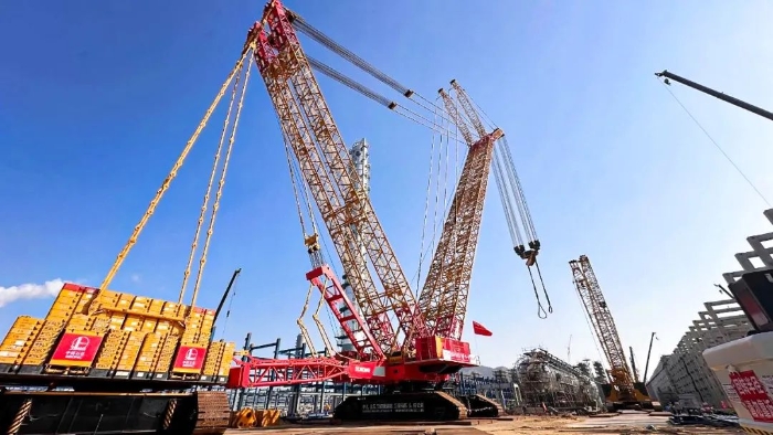 全球首台问世的4000吨履带式起重机，再创国内吊装新纪录！