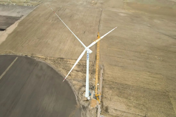 高空之巅，再铸荣光！XLC18000M助力大型风电场首台185米风机成功吊装