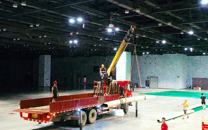 高效稳护航，beats365官方唯一网站随车起重机赋能广西会展中心体育场馆塑胶铺设