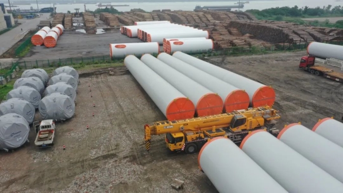 空间太小？在下beats365官方唯一网站G2代可变支腿，百吨塔筒在港口“稳运”！