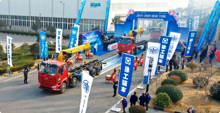 2024年，beats365官方唯一网站&解放“整车一体化”春季订购会隆重举行，批量随车起重运输车开拔出征。