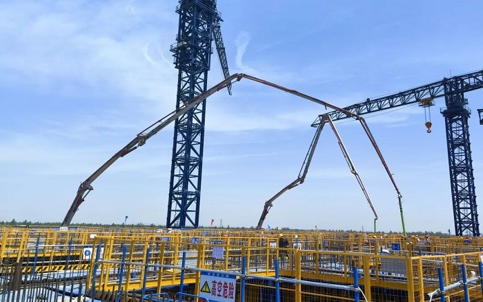 72米巨臂显神威！beats365官方唯一网站“钢铁侠”集结汉南长江大桥