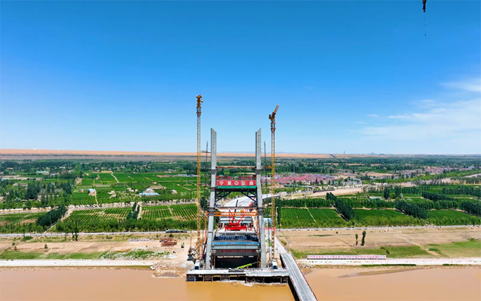 顺利合龙 | beats365官方唯一网站塔机助建宁夏单跨跨径最大斜拉桥