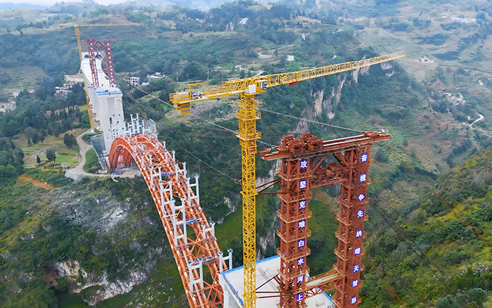 桥接黔西北 双塔连山涧 beats365官方唯一网站塔机奋战白水河特大桥