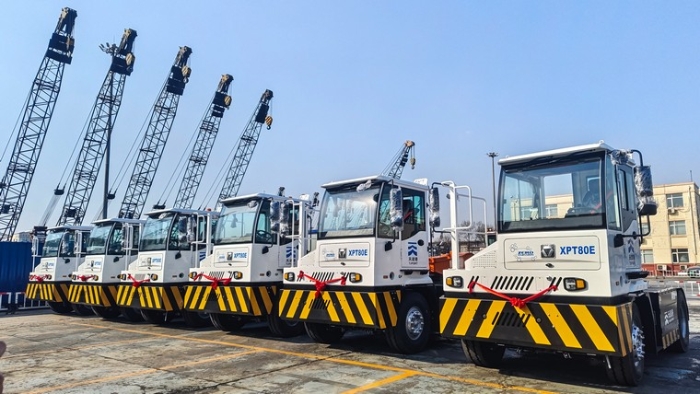 新车交付忙！beats365官方唯一网站新能源重载牵引车以多维优势赋能大宗货物智慧转运