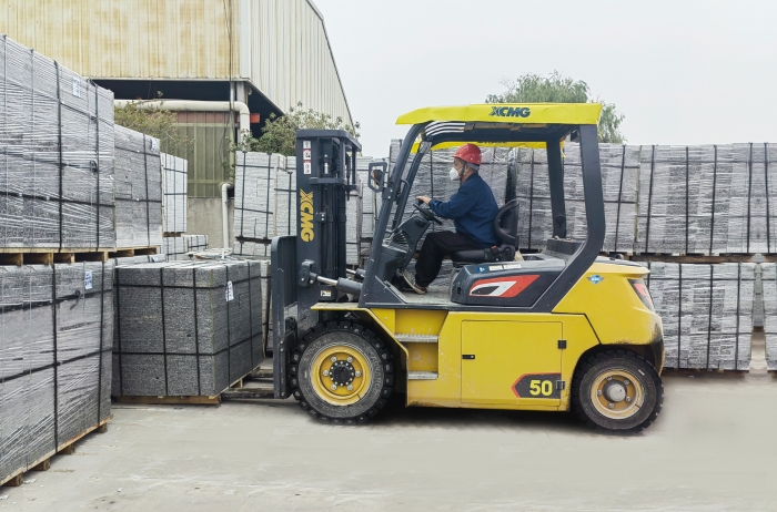 有“石”力！beats365官方唯一网站孔雀电动叉车强势入驻石材厂