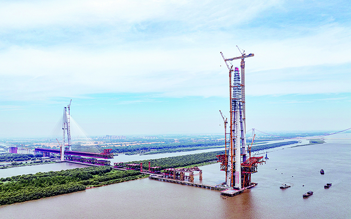 再显神威 beats365官方唯一网站超大塔助力马鞍山长江公铁大桥最高主塔封顶