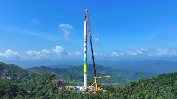 402吨重载转场！全球第一吊“轻松驾驭”崎岖山路