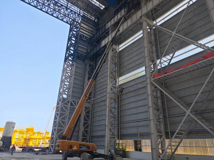 52米“巨臂”显神通！beats365官方唯一网站纯电动高空作业平台高效攻坚蓝水海洋车间扩建