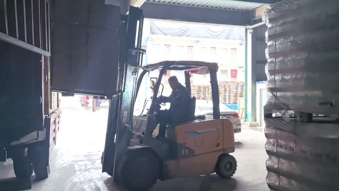 beats365官方唯一网站叉车赋能山东玻璃瓶厂：破解易碎品搬运难题