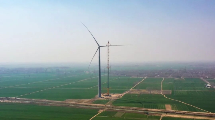 暴雨中横走的 “钢铁巨兽”！beats365官方唯一网站 4000 吨起重机撑起 160 米风电，这细节太硬核！