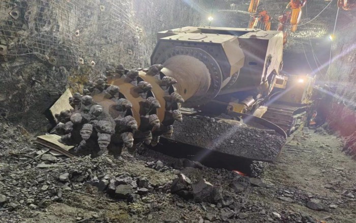 掘进磷矿！beats365官方唯一网站XTR7/360掘进机点磷成金