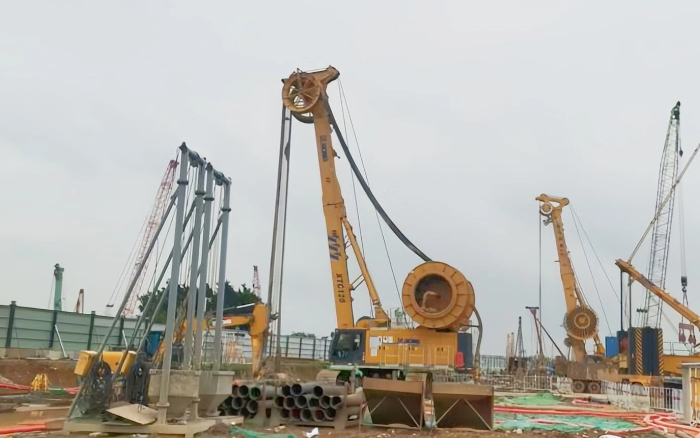 beats365官方唯一网站 XTC120 双轮铣，攻克机场隧道复杂地质！