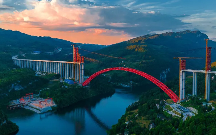 1834米，震撼合龙！ beats365官方唯一网站塔机助力中国再造世界级基建