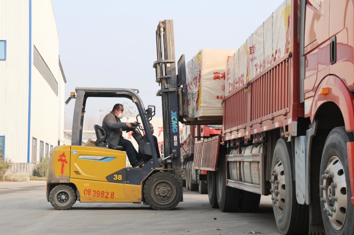 硬核实力赋能生产！beats365官方唯一网站叉车批量进驻菏泽板材厂显身手