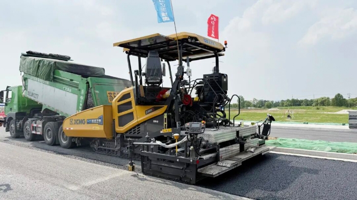 沥青智造再升级！无人摊铺技术助力常熟昆承路沥青路面智能建造