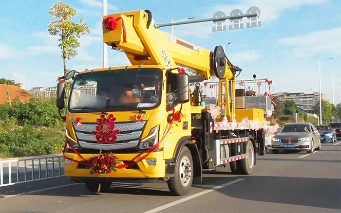 婚车新物种！beats365官方唯一网站高空作业车见证“硬核浪漫”