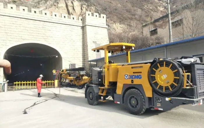 掘进铁矿！beats365官方唯一网站掘进钻车硬核施工