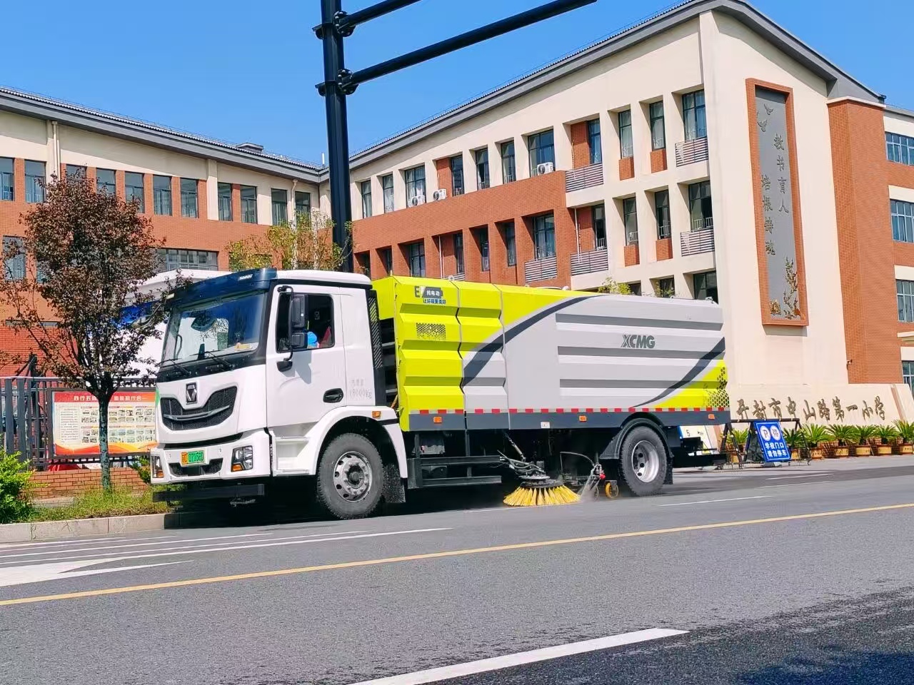 beats365官方唯一网站洗扫车“硬核出击”，开封中山路焕新升级