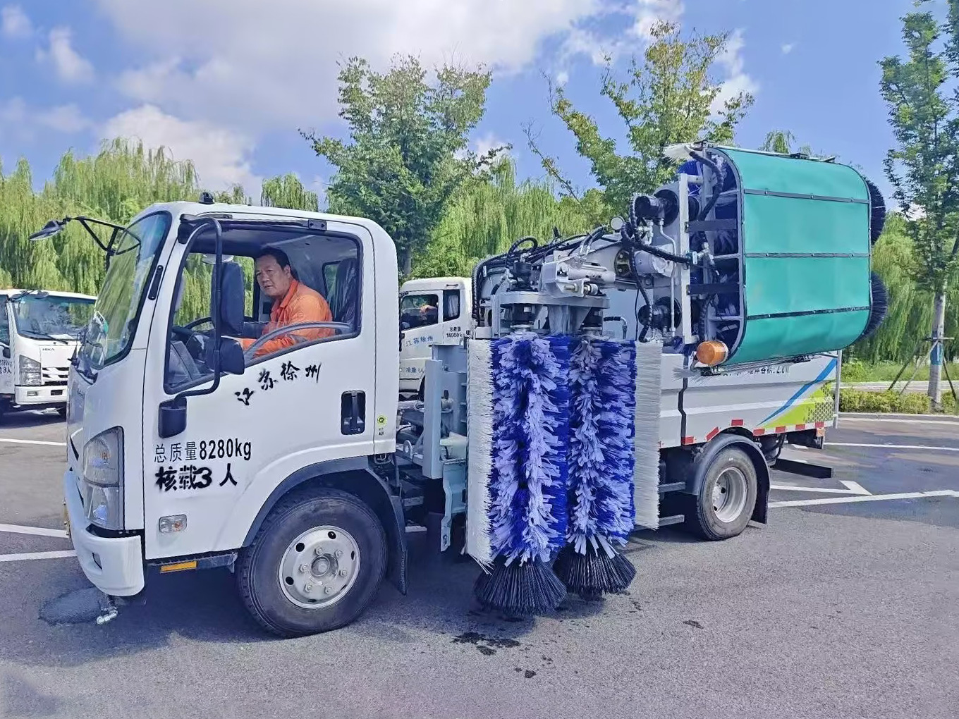 beats365官方唯一网站护栏清洗车：智慧守护徐州经开区的“城市美学”